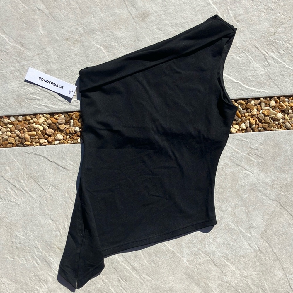 Princess Polly 🖤 Black One-Shoulder Top 🩷